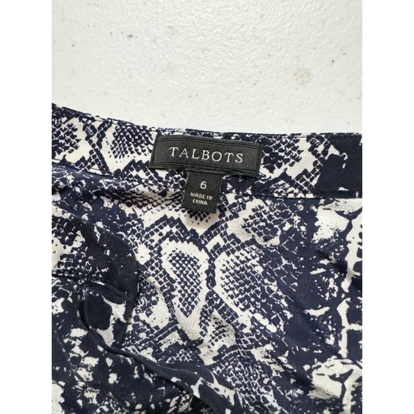 Talbots Sz 6 Navy Animal Print 3/4 Cuff Sleeves Button Closure Split Neck Blouse - Picture 6 of 7